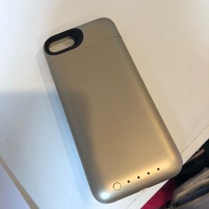 IPHONE 7/8 MOPHIE CASE comes with charging cord